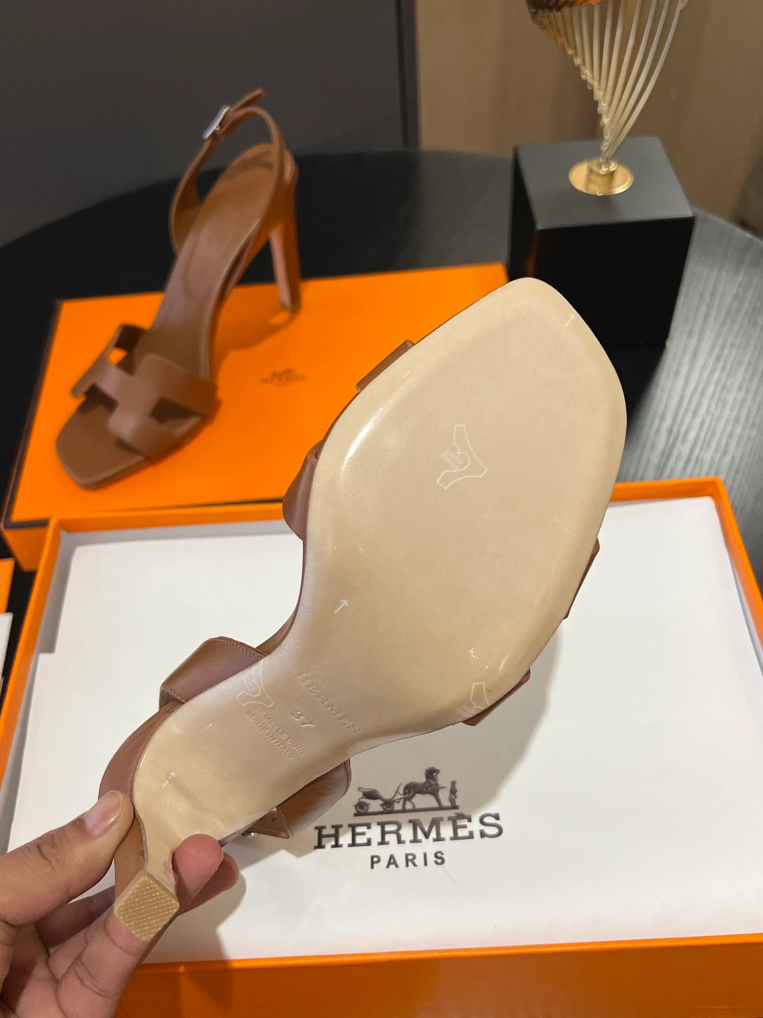 👟👟Ex-factory price 600👟👟Hermès 2023 high-heeled temperament sandals original customization! Counter synchronization! Hermès high heels have always been simple, fashionable and elegant! ! ! It can hold any style of wear, the height of 10.5cm is easy to control, and the feet feel comfortable and pressure-free! The classic and elegant style brings a sense of luxury to your feet! Highly recommended Material: Upper imported calfskin + mixed sheepskin lining Outsole: Italian genuine leather sole Size: 34-42 (34.41.42 customization is non-returnable and non-exchangeable)